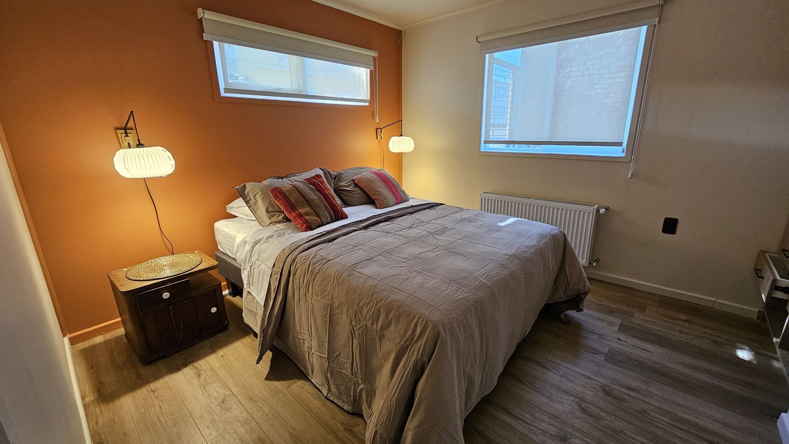 Dormitorio con cama doble