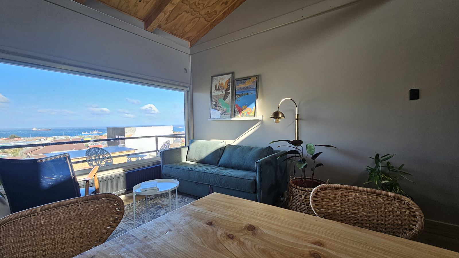 Living con ventanal y vista al Estrecho de Magallanes
