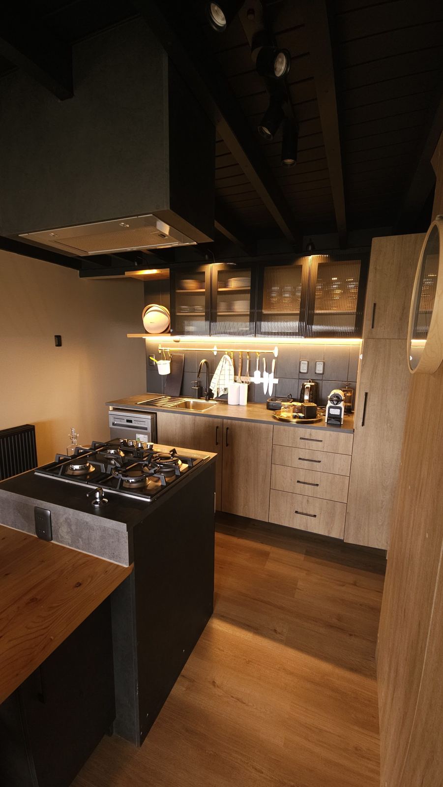 Cocina equipada con encimera a gas