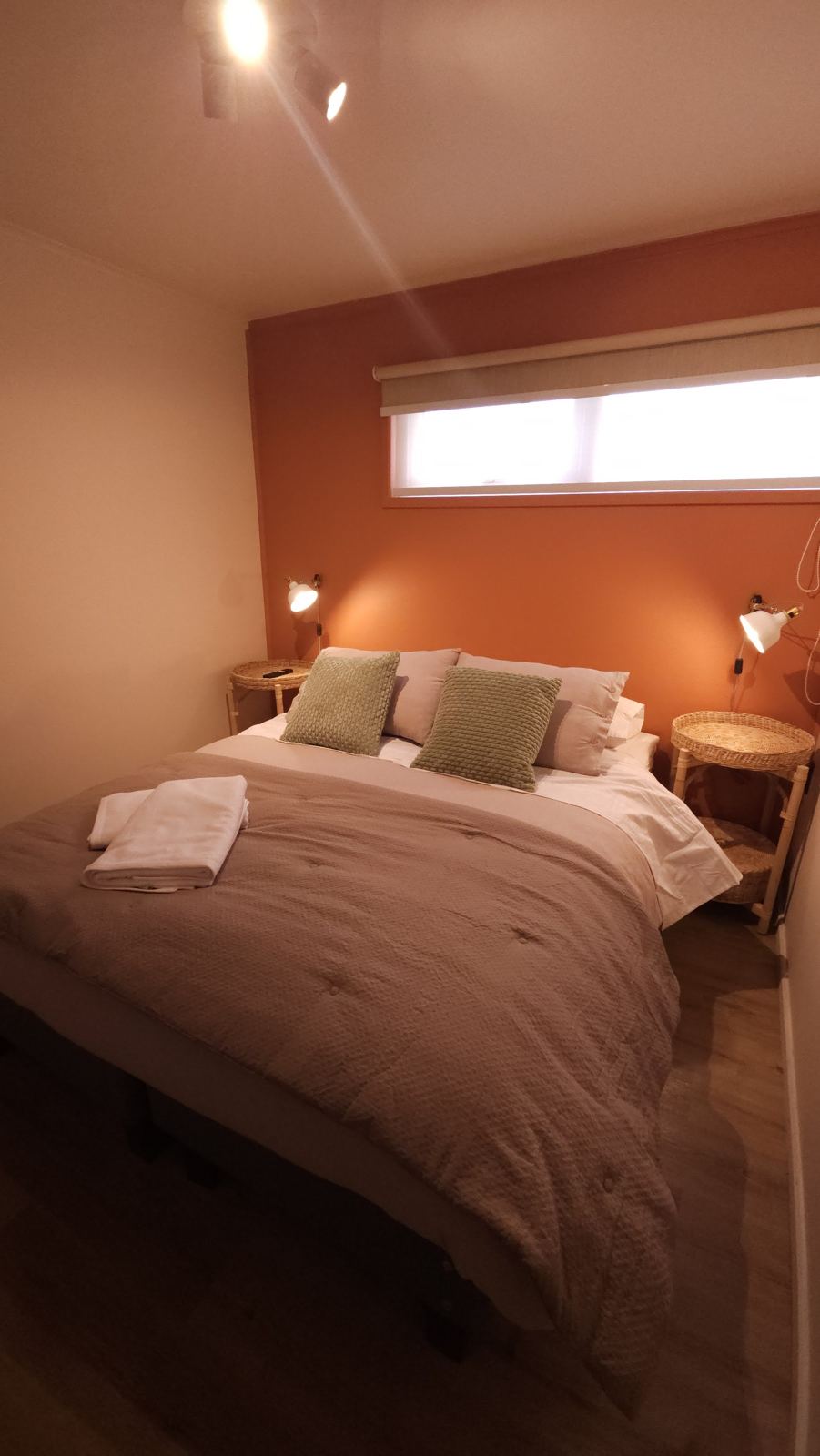 Dormitorio con cama doble